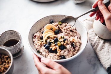 Bowl of beta-glucan-rich oatmeal with toppings