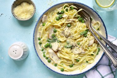 Fettuccine alfreddo - traditional italian pasta with chicken