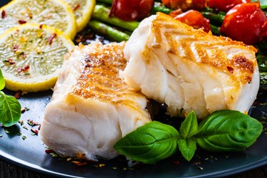 Fried cod fillet with fresh vegetables, as an example of what to eat to lose the last little bit of belly fat